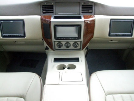 Người lái là người ngồi trước hay ngồi sau? - 5 Bảng đồng hồ biến mất, ngày cả bảng điều khiển điều hòa hàng ghế trước cũng chỉ lấp ló